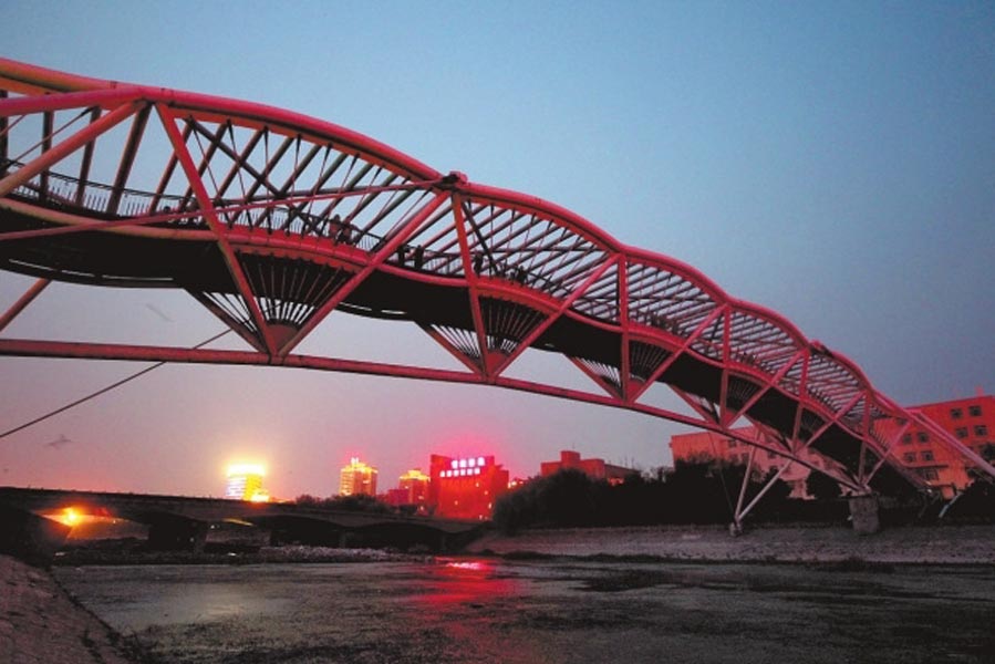 此前三座橋黑燈瞎火，許多人為此不敢從此過。