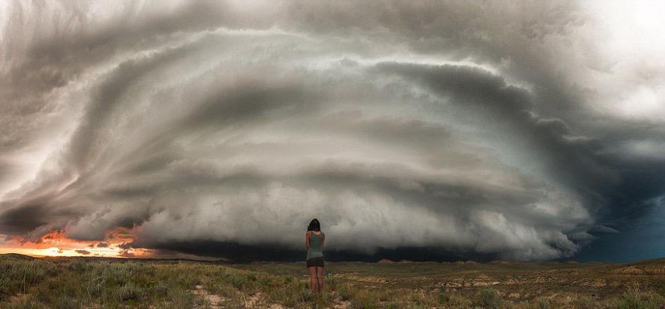 夫婦追逐風(fēng)暴 丈夫?yàn)槠拮优摹帮L(fēng)暴寫真”