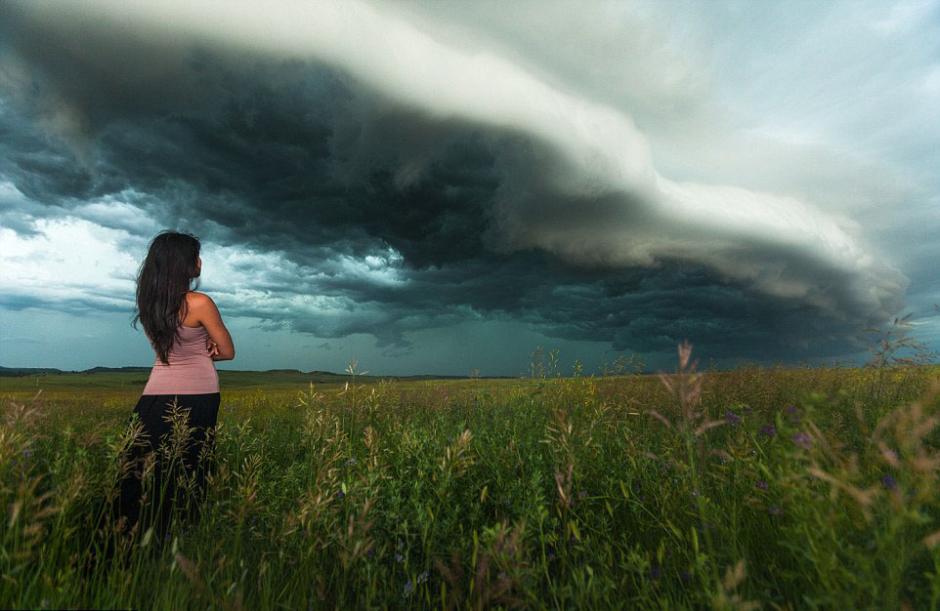 夫婦追逐風(fēng)暴 丈夫?yàn)槠拮优摹帮L(fēng)暴寫真”