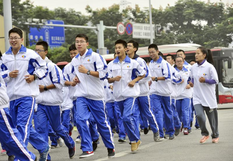 10月14日，成都七中萬(wàn)達(dá)學(xué)校實(shí)行三年跑六百公里才能畢業(yè)，現(xiàn)場(chǎng)學(xué)生開(kāi)始長(zhǎng)跑。