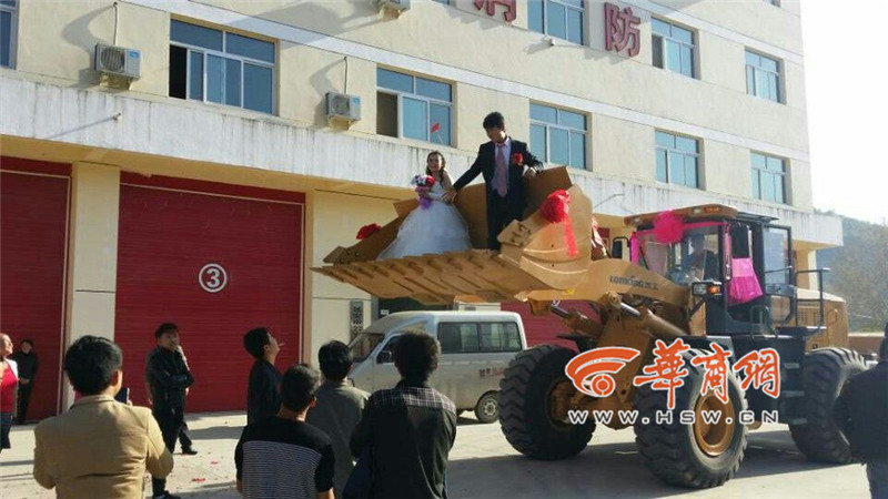 陜西小伙開8臺裝載機(jī)接新娘。