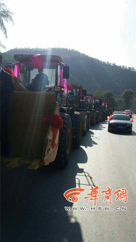 陜西小伙開8臺裝載機(jī)接新娘。