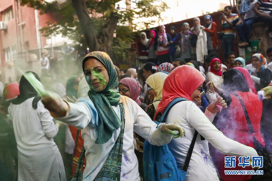 10月16日，在埃及首都開羅，一名女青年在“彩色跑”活動中拋撒彩色粉末。