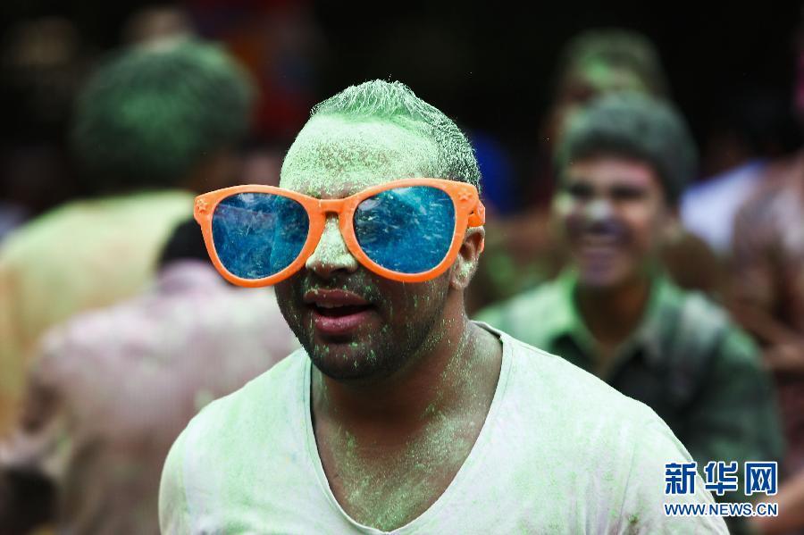 10月16日，在埃及首都開羅，一名男青年在“彩色跑”活動中奔跑。