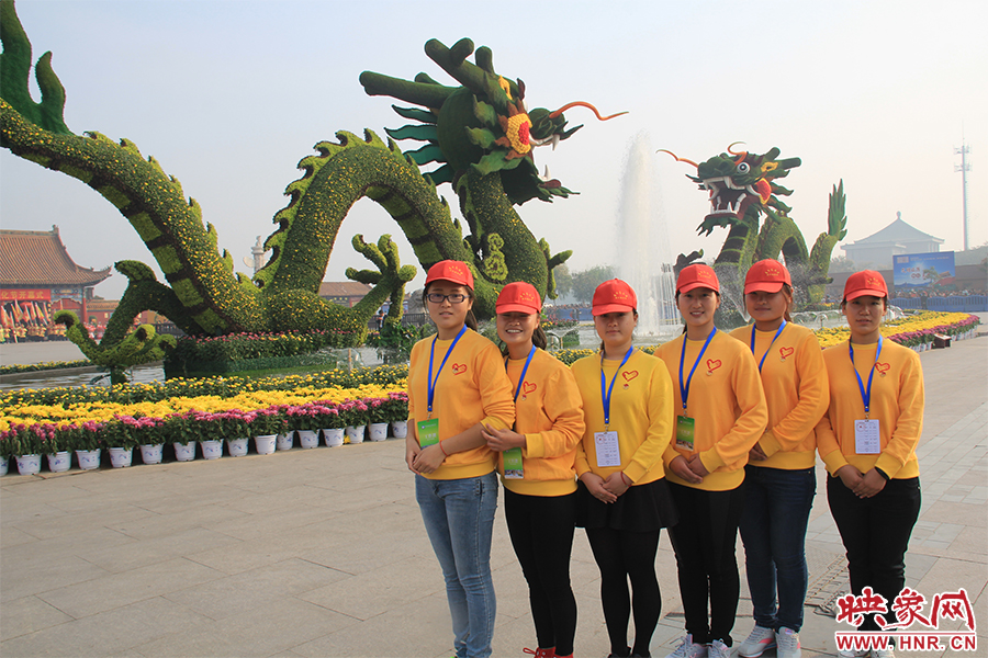 菊花文化節(jié)的志愿者們。