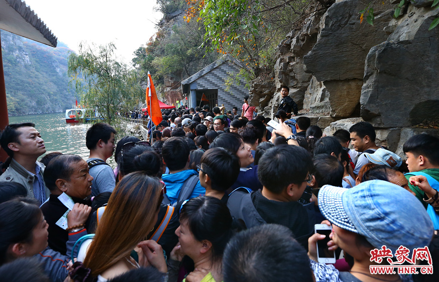 由于景區(qū)沒有良好的疏導(dǎo)和管理，讓游玩的游客被混亂的狀態(tài)破壞了好心情