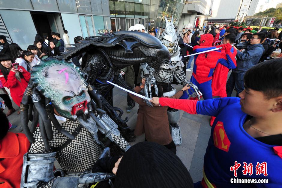 “復(fù)仇者聯(lián)盟”與人類共戰(zhàn)“異形”霧霾軍團