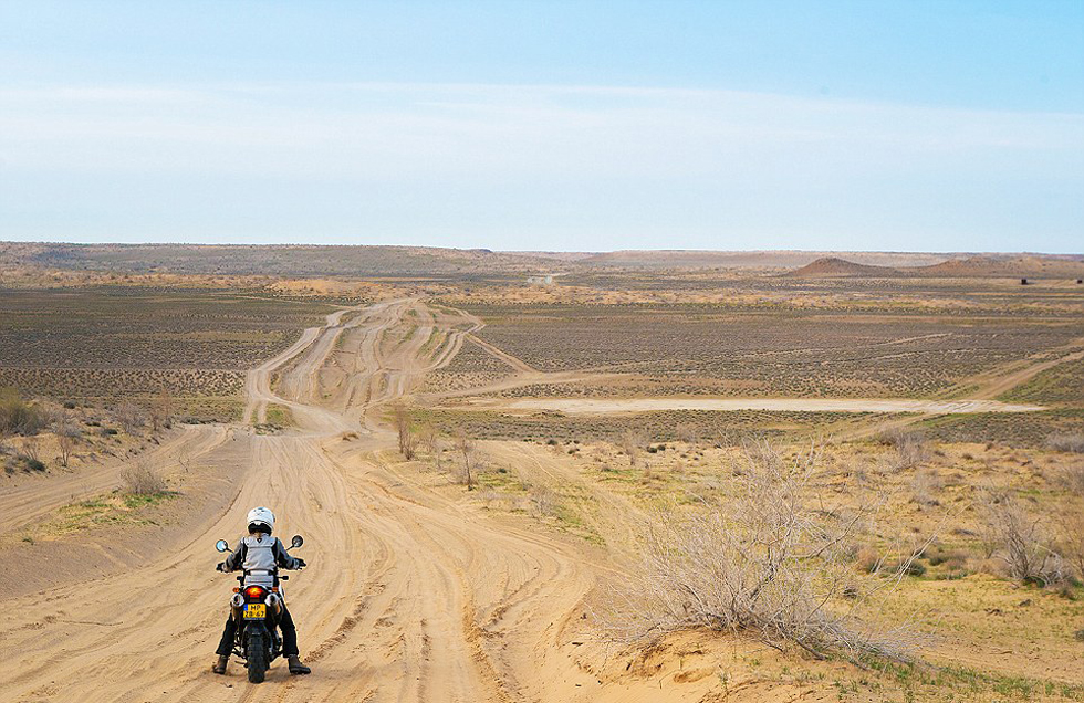 在3個月中，夫婦倆從阿姆斯特丹到達蒙古，途中經(jīng)過16個國家。