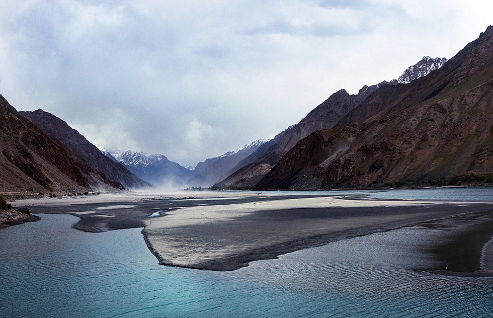 夫婦倆穿越東歐到達亞洲，沿途拍攝到許多美景。