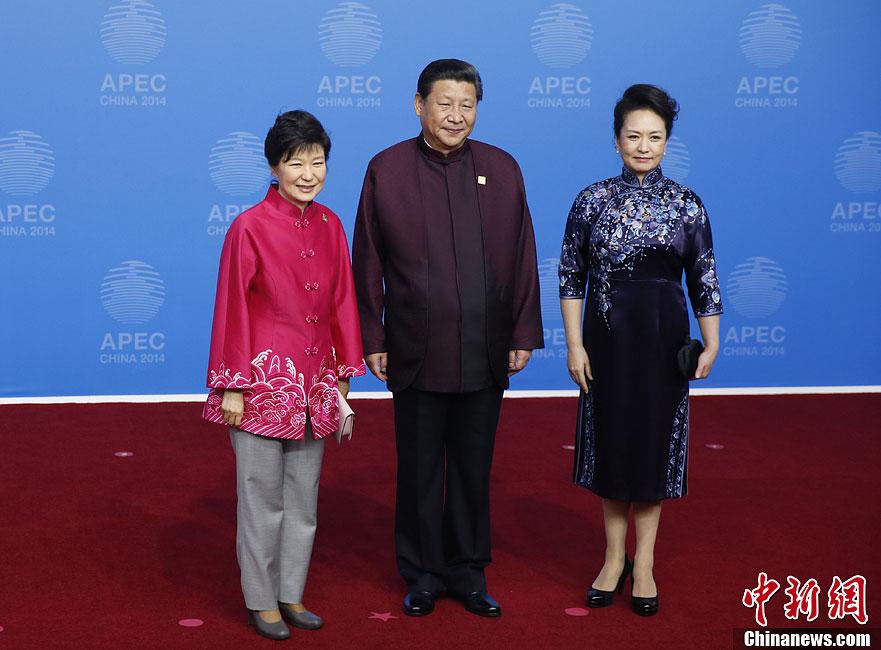 圖為習(xí)近平夫婦歡迎韓國總統(tǒng)樸槿惠。中新社發(fā) 杜洋 攝