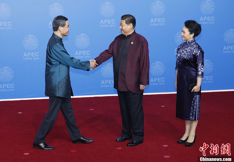 圖為習(xí)近平夫婦歡迎中國香港特別行政區(qū)行政長官梁振英。中新社發(fā) 杜洋 攝