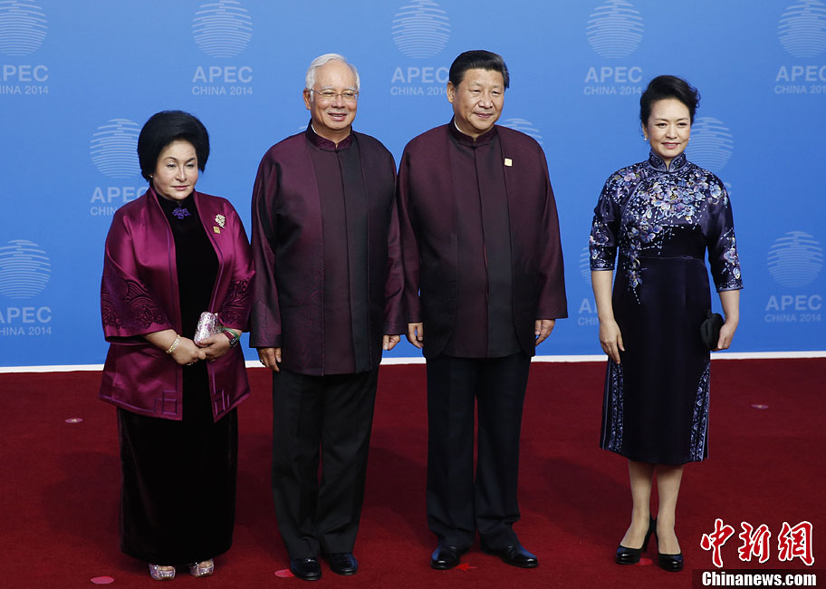 圖為習(xí)近平夫婦歡迎馬來西亞總理納吉布夫婦。中新社發(fā) 杜洋 攝