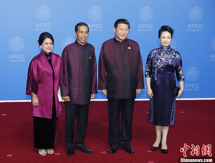 圖為習(xí)近平夫婦歡迎印度尼西亞總統(tǒng)佐科·維多多。中新社發(fā) 杜洋 攝