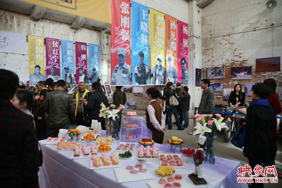 影展現(xiàn)場(chǎng)介紹河南籍賽車的手條幅掛滿展室。