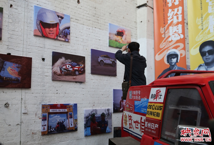 賽車上的攝影師。