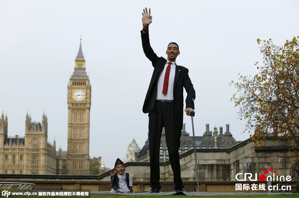 當(dāng)?shù)貢r(shí)間2014年11月13日，英國倫敦，世界上最矮的男子錢德拉·巴哈杜爾·唐吉與世界上最高的男子蘇