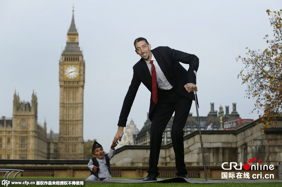 當(dāng)?shù)貢r(shí)間2014年11月13日，英國倫敦，世界上最矮的男子錢德拉·巴哈杜爾·唐吉與世界上最高的男子蘇