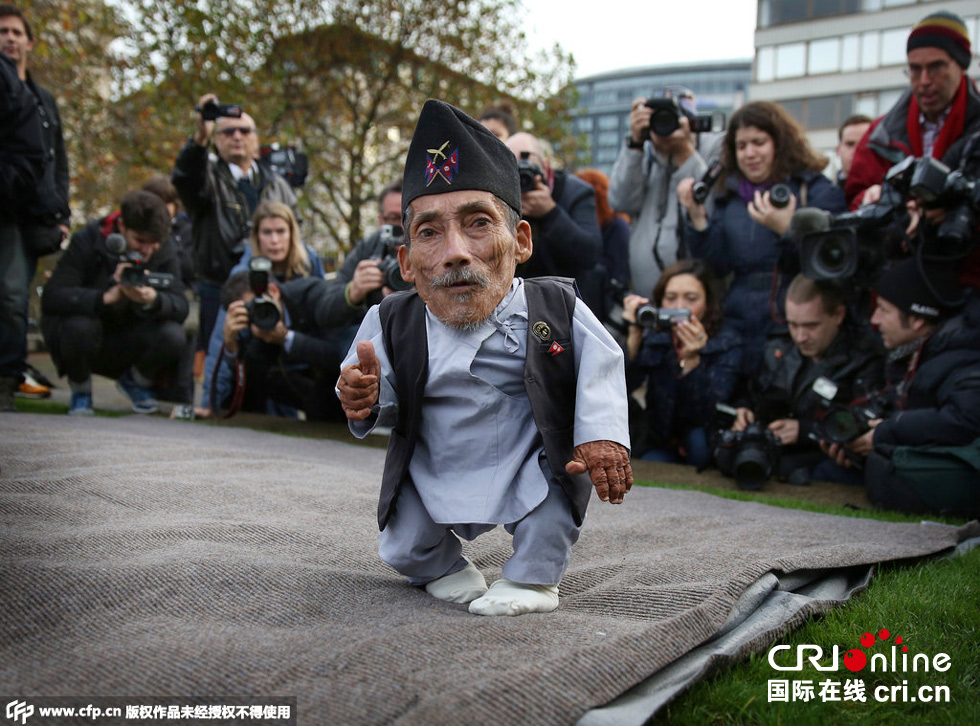 當(dāng)?shù)貢r(shí)間2014年11月13日，英國倫敦，世界上最矮的男子錢德拉·巴哈杜爾·唐吉與世界上最高的男子蘇