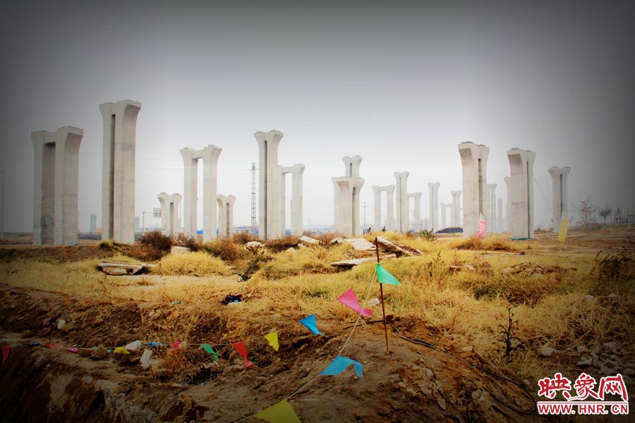 由于項目已經(jīng)停工數(shù)月，施工工地上很難見到工人，設(shè)備也很少，雜草叢生，顯得非常荒涼。