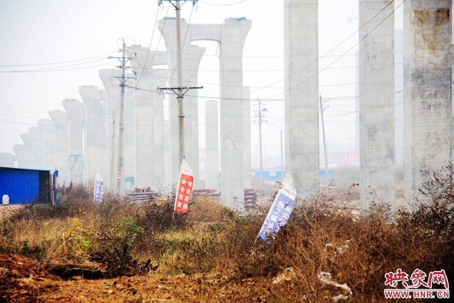 整個京廣快速路南段工程共分為六個工區(qū)，柴鍋轉(zhuǎn)盤處是京廣快速路南段三工區(qū)的施工區(qū)域。