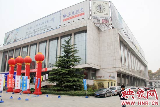 11月28日，記者從鄭州市政府獲悉，河南省人民會(huì)堂決定拆除違法存在10多年的巨型樓頂廣告。