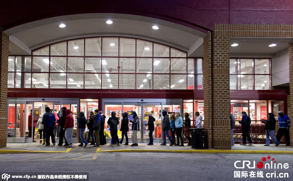 美國“黑色星期五”促銷啟動 民眾深夜宿營排隊(duì)搶購