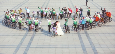 騎友們圍成一個(gè)“心”形，郝幸福在心尖上深情地親吻著新娘。