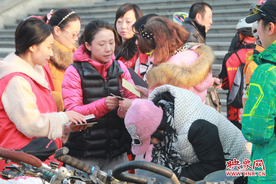 映象網(wǎng)工作人員向網(wǎng)友介紹衣物捐贈相關信息