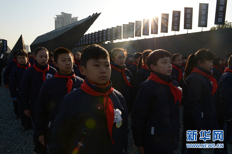 參加國家公祭儀式的小學(xué)生