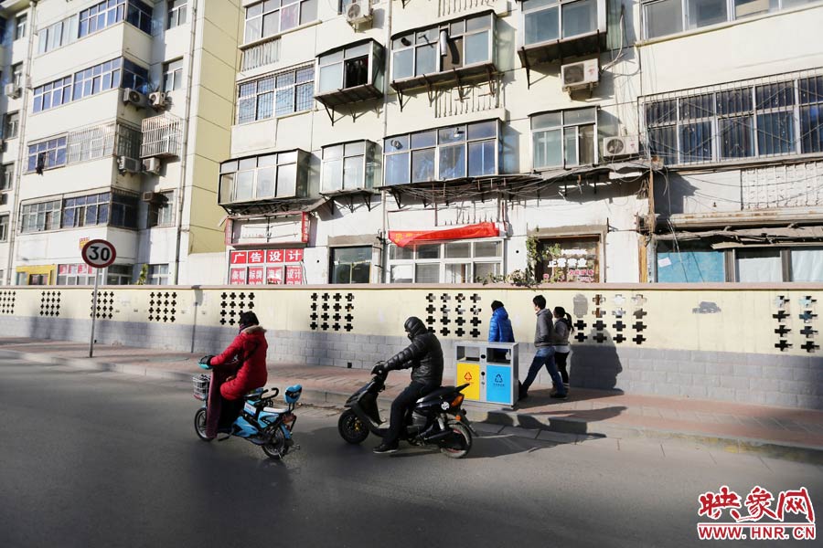 雖然墻內(nèi)的商戶已經(jīng)搬走，但一些門頭還沒撤下。