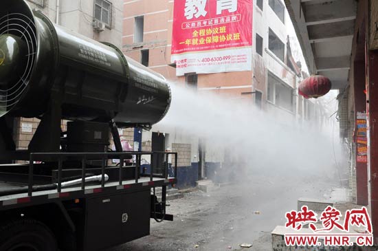 針對造成霧霾的主兇“建筑工地揚塵”，“霧炮車”降塵除塵效果能到到80%。