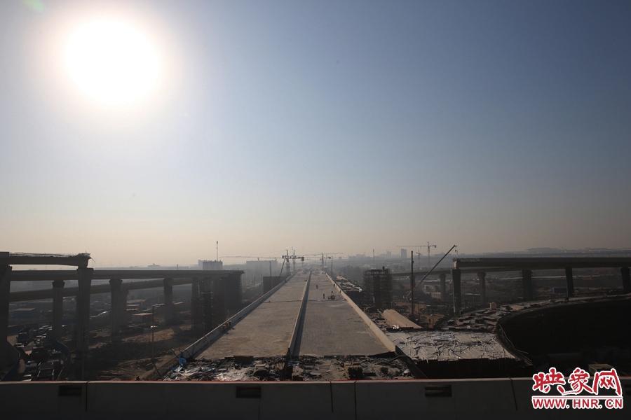 隴海高架從西四環(huán)上方通過(guò)。