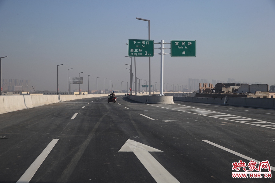 西三環(huán)方向與富民路出口。