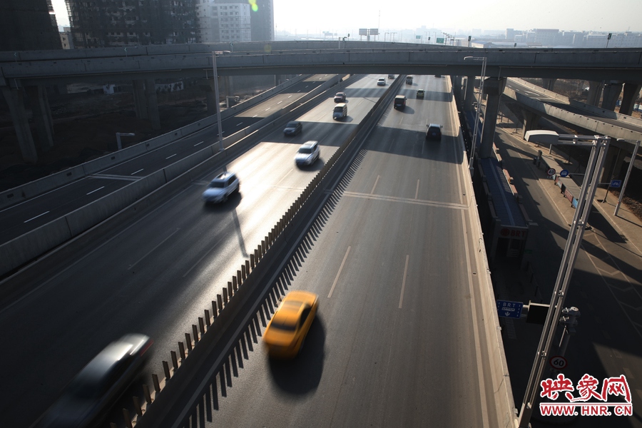 西三環(huán)從隴海高架下穿過(guò)。