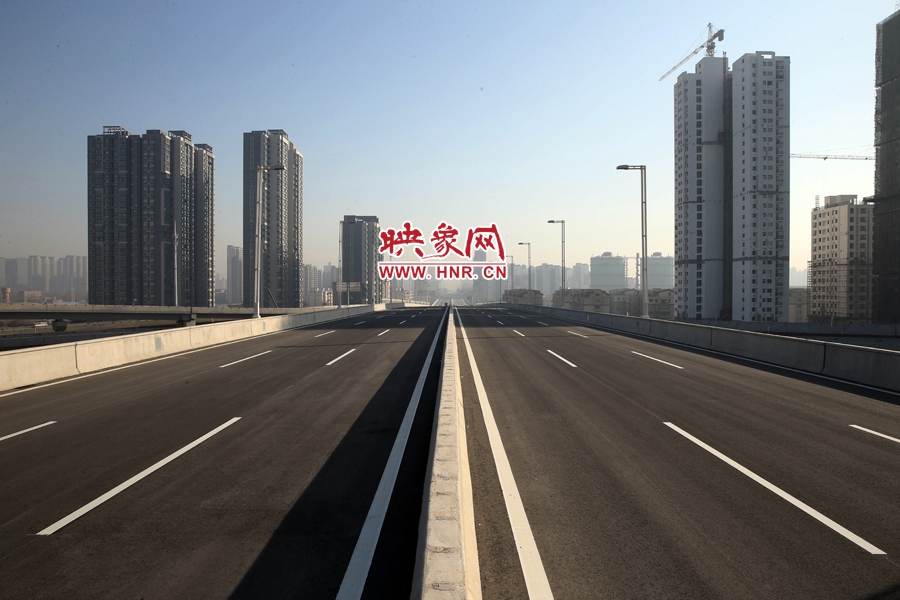 隴海高架過(guò)西三環(huán)進(jìn)入市區(qū)。