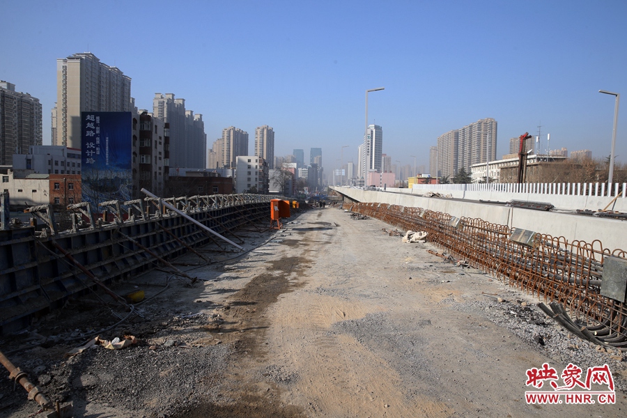 由西向東方向，嵩山南路出口以東，仍在緊張施工中。