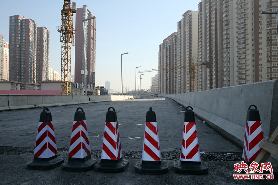 由西向東方向，嵩山南路出口以東，仍在緊張施工中。