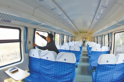 硬座車廂 藍(lán)色座套，清清爽爽。