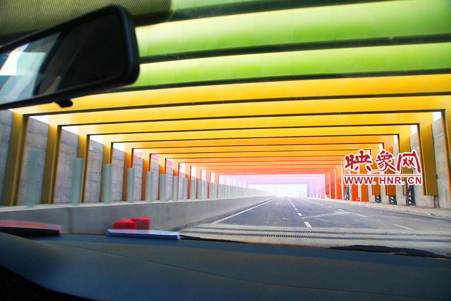 出隧道光線變化由暗到明。