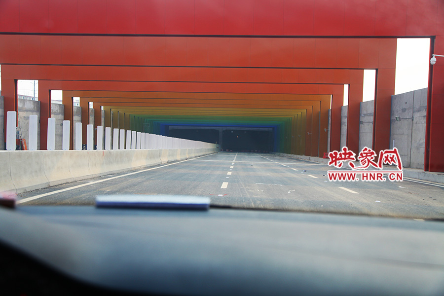 進(jìn)隧道時，由明到暗。