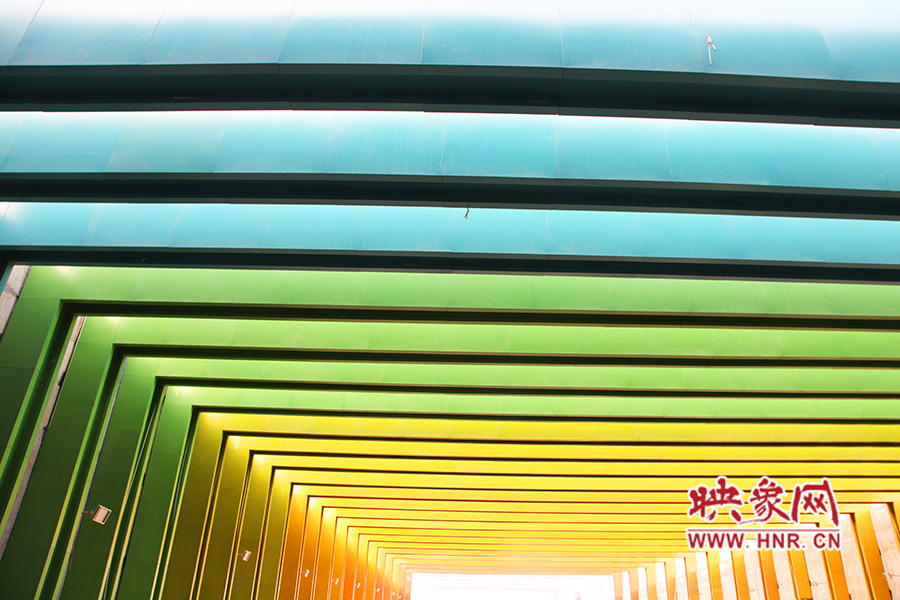 線條的明暗變化令人感覺夢幻般神奇。