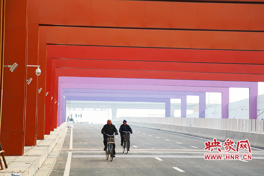 兩位老人騎自行車通過。