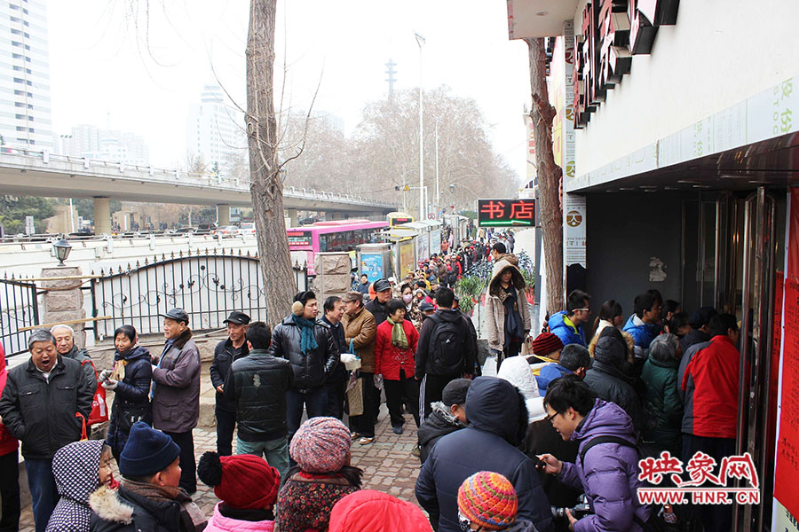 施粥現(xiàn)場(chǎng)排起近百米長隊(duì)。