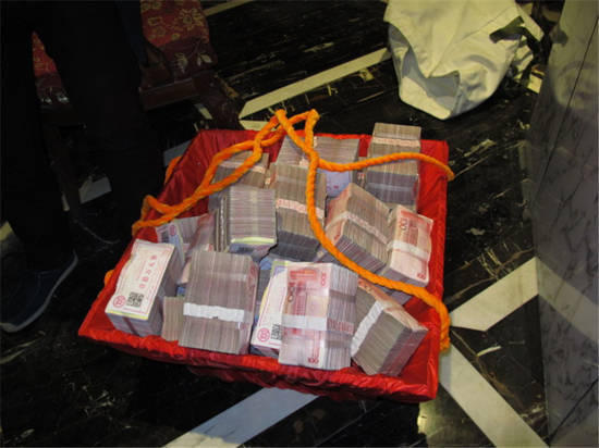 不少農(nóng)民工的工資是用籮筐挑走的。