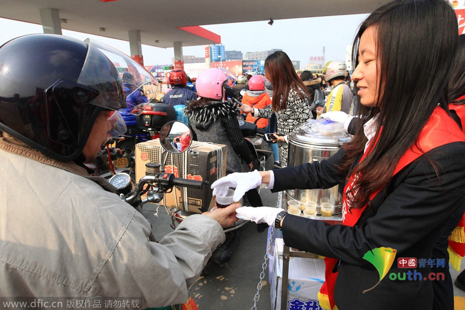 2015年2月10日，廣東佛山，順德龍山加油站為返鄉(xiāng)摩托車免費加油。