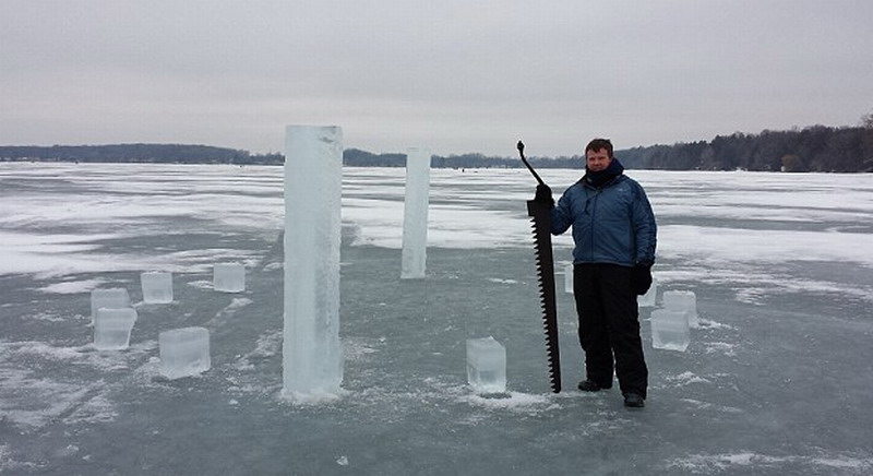 　這5名美國人使用鏈鋸和冰刀切割冰塊，用了2周時間才建成巨大的冰柱巨石陣。（網(wǎng)頁截圖）