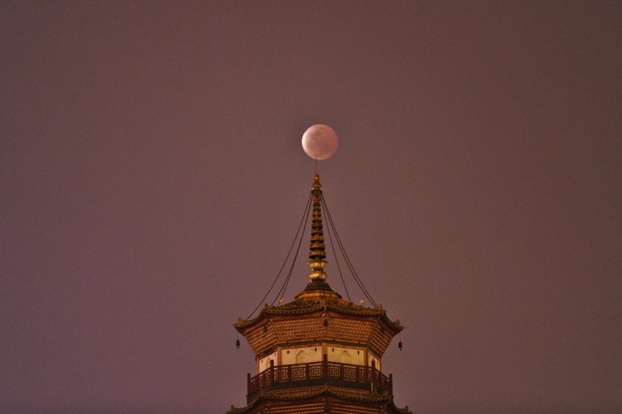 4月4日，廣東省廣州市，月全食與赤崗塔。（二次曝光）石榴/CFP