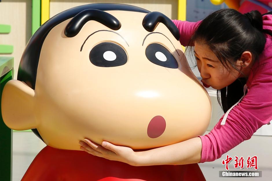 4月22日，游客與蠟筆小新合影?！跋灩P小新25周年紀(jì)念特展”日前在北京開展，吸引了不少市民游客。