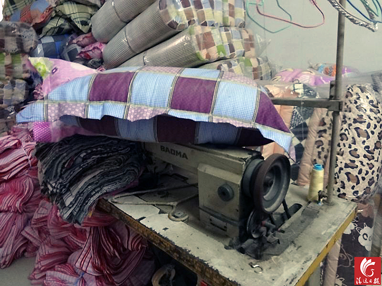 作坊一角。執(zhí)法人員稱(chēng)，該作坊利用廢舊棉花和劣質(zhì)絮用纖維進(jìn)行違法加工。