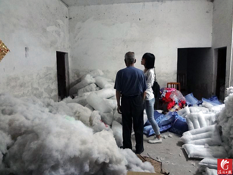 “黑心棉”堆滿了房間的每個(gè)角落。